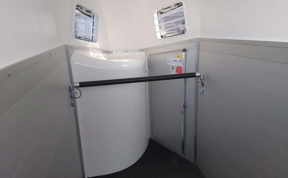 Böckmann Champion Uno Esprit Silver Black z siodlarnią, 1600 kg – zdjęcie 4