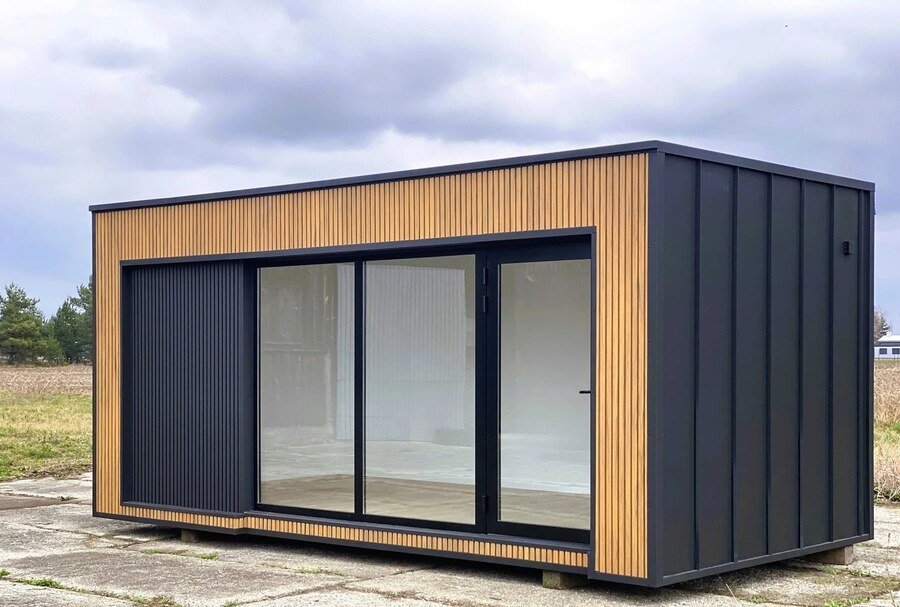 Prefabrykowany moduł 18 m² – drewno i antracyt – zdjęcie 2