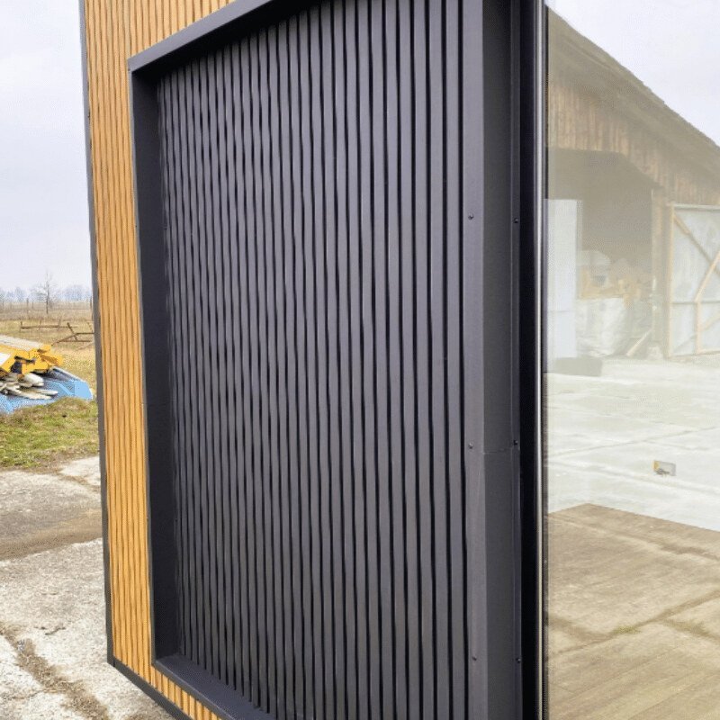 Prefabrykowany moduł 18 m² – drewno i antracyt – zdjęcie 4