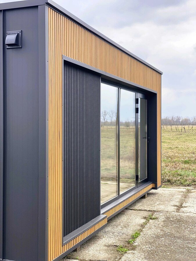 Prefabrykowany moduł 18 m² – drewno i antracyt – zdjęcie 5