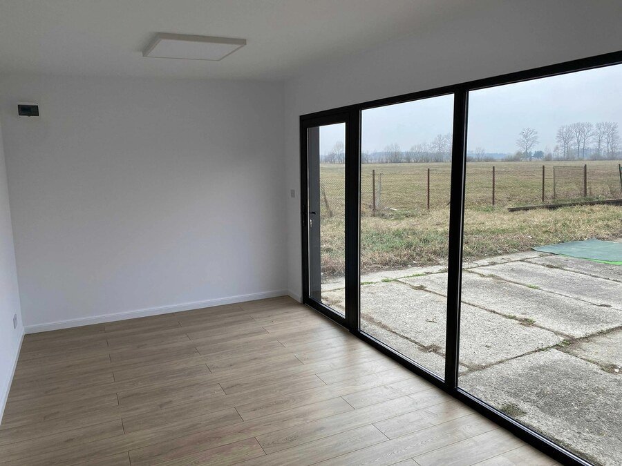 Prefabrykowany moduł 18 m² – drewno i antracyt – zdjęcie 6