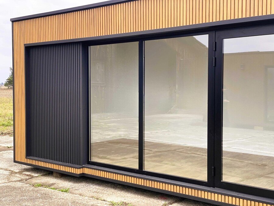 Prefabrykowany moduł 18 m² – drewno i antracyt – zdjęcie 7